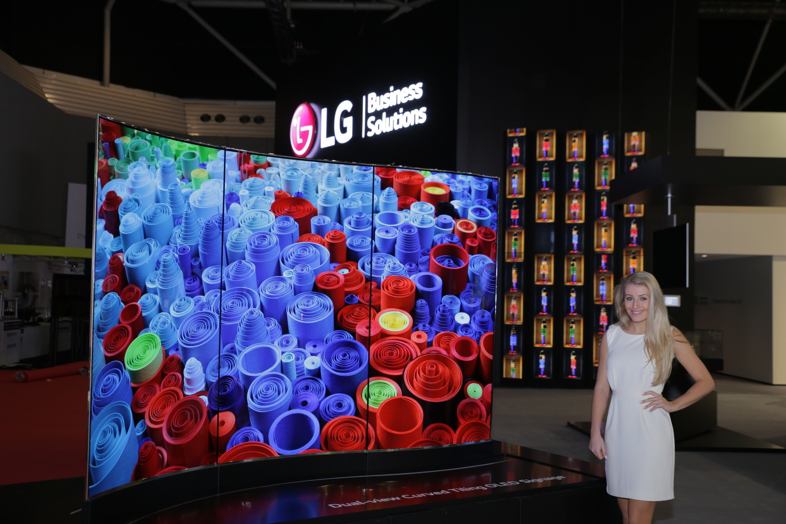 Display based. LG Digital Signage. Led экран тренды. LG светодиодные экраны. Медиаэкран
