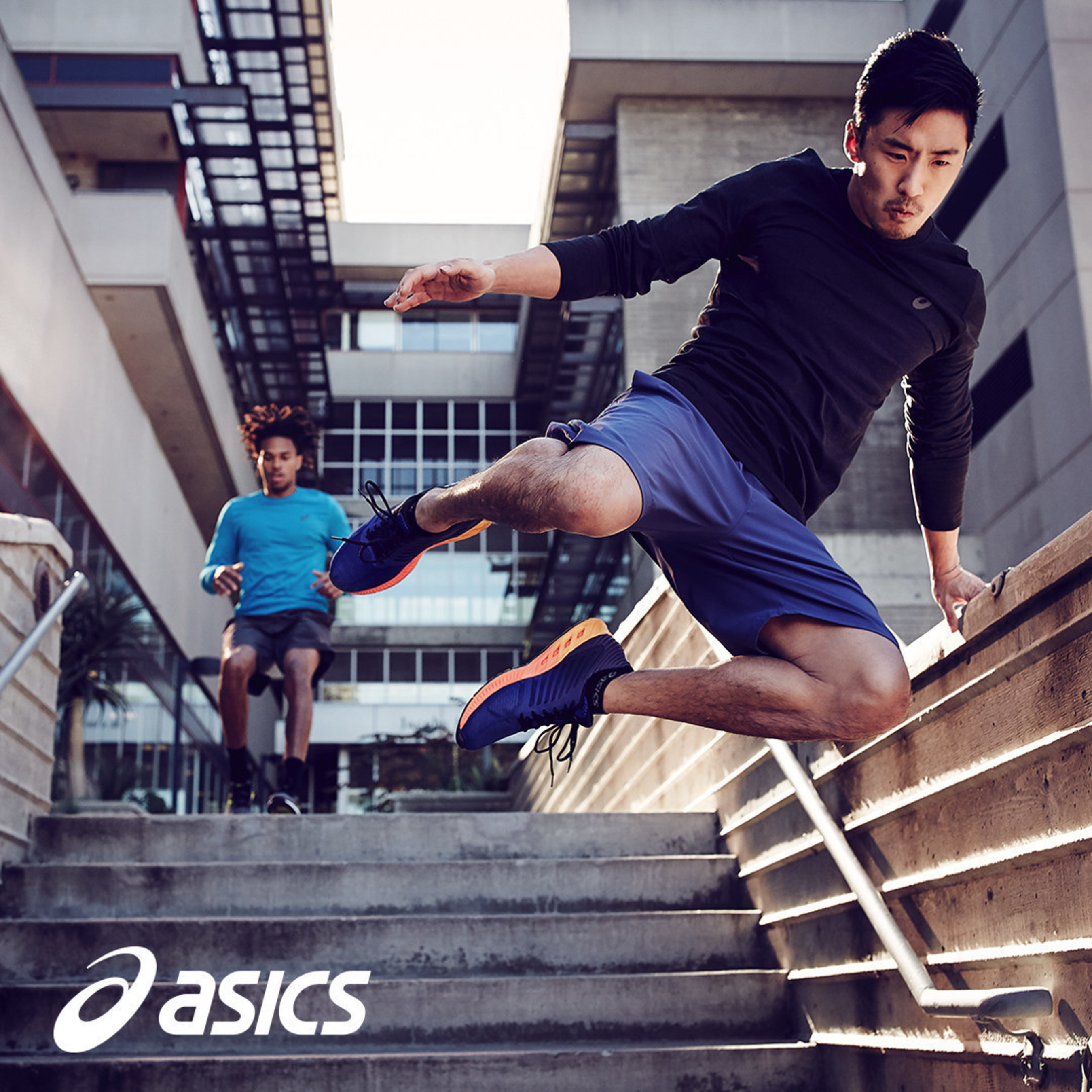 Реклама спортивной одежды ASICS