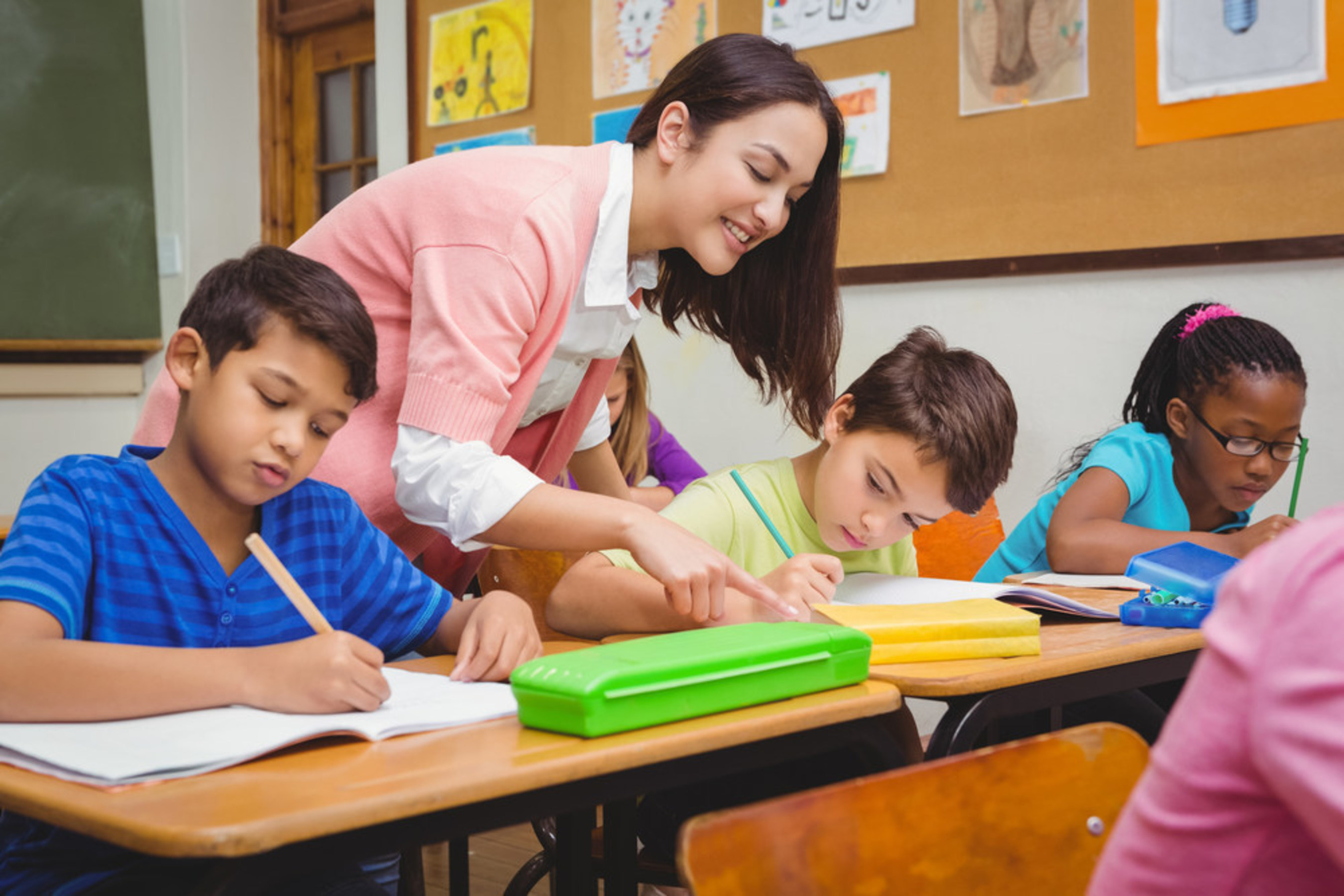 My school has teachers. Дети в школе. Study English школа. Начальная школа.. Класс с детьми в школе.