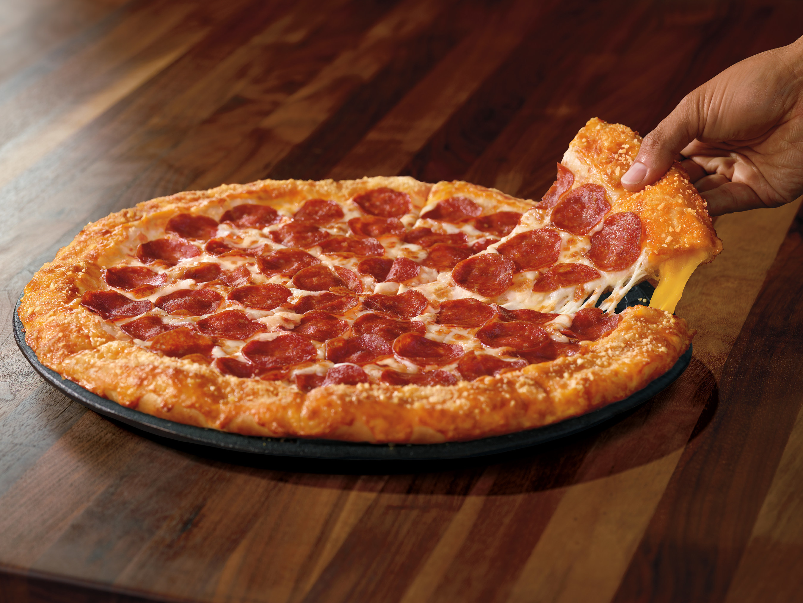 Я хочу пиццу от четырех пицц пепперони. Pizza Hut пепперони. Пицца пепперони пицца хат. Американская пицца пепперони. Кусок пиццы пепперони.
