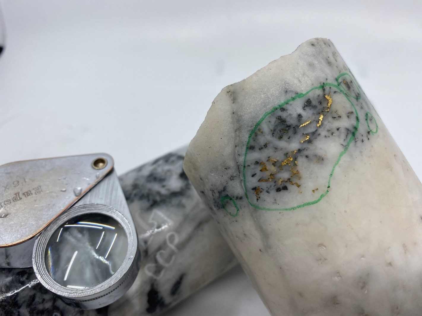 Figure 3. Visible gold mineralization in quartz associated with boulangerite and chalcopyrite in hole NFGC-21-118 at 212.5m depth (CNW Group/New Found Gold Corp.)