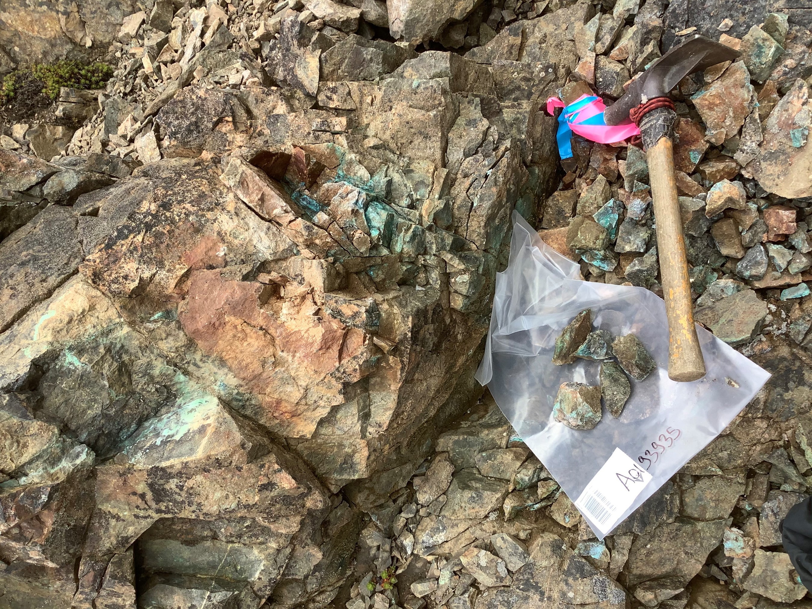 Photo 1: 1% Cu and 0.2 g/t Au – malachite at the contact between a porphyritic dyke swarm intruding volcanic rocks hosting disseminated chalcopyrite mineralization. (CNW Group/Libero Copper & Gold Corporation.)