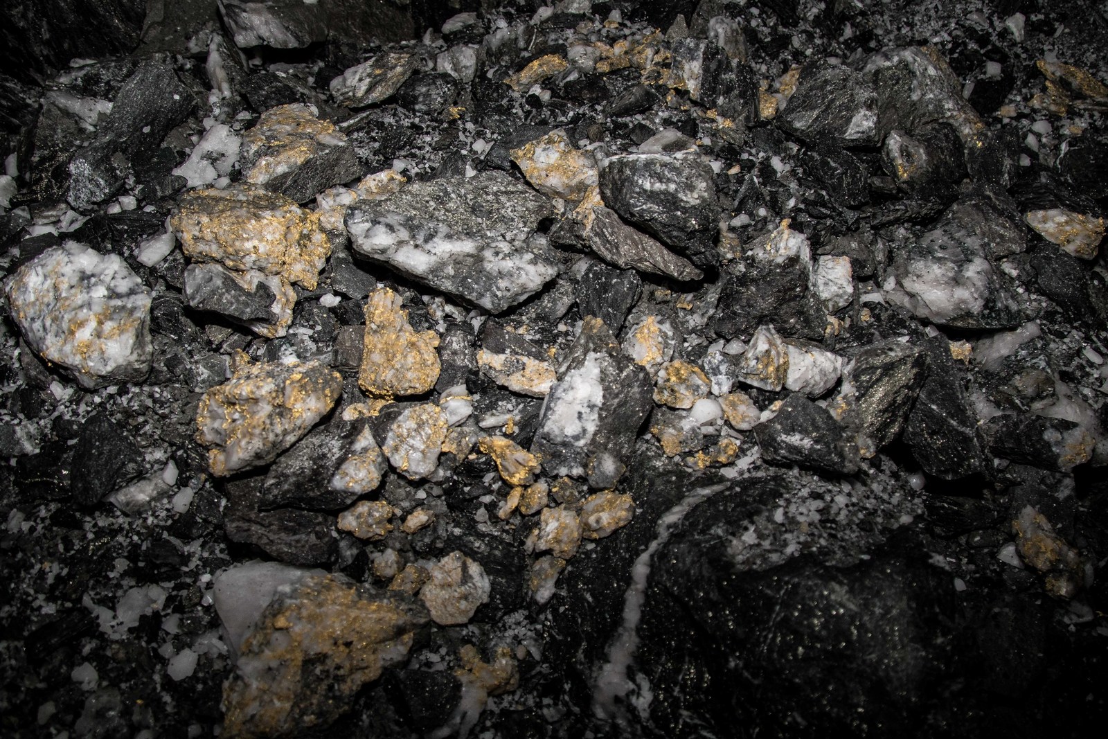 Figure 2: Blasted rock pile at new gold occurrence discovery on 16 L at Beta Hunt Mine