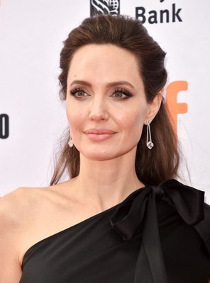 أنجلينا جولي تتحلى بأقراط الماس من سامر حليمة للعرض الأول لفيلم أولا قتلوا أبي في احتفال أفلام تورنتو الدولي يوم 11 سبتمبر 2017 Press Arabia