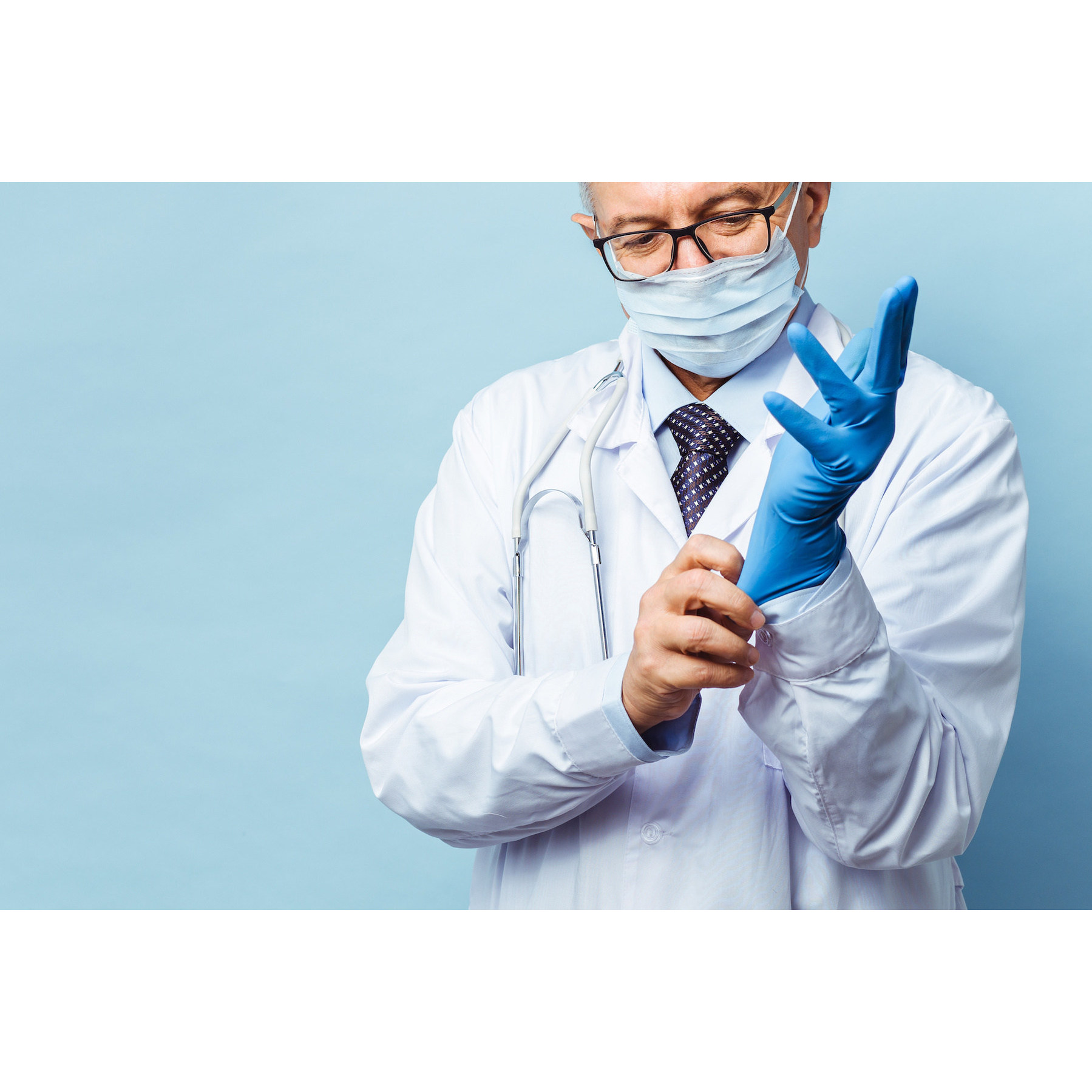 Doctor reviews. врач на ярком фоне. Doctor reviews. врач и снимки кт. Doctor reviews.