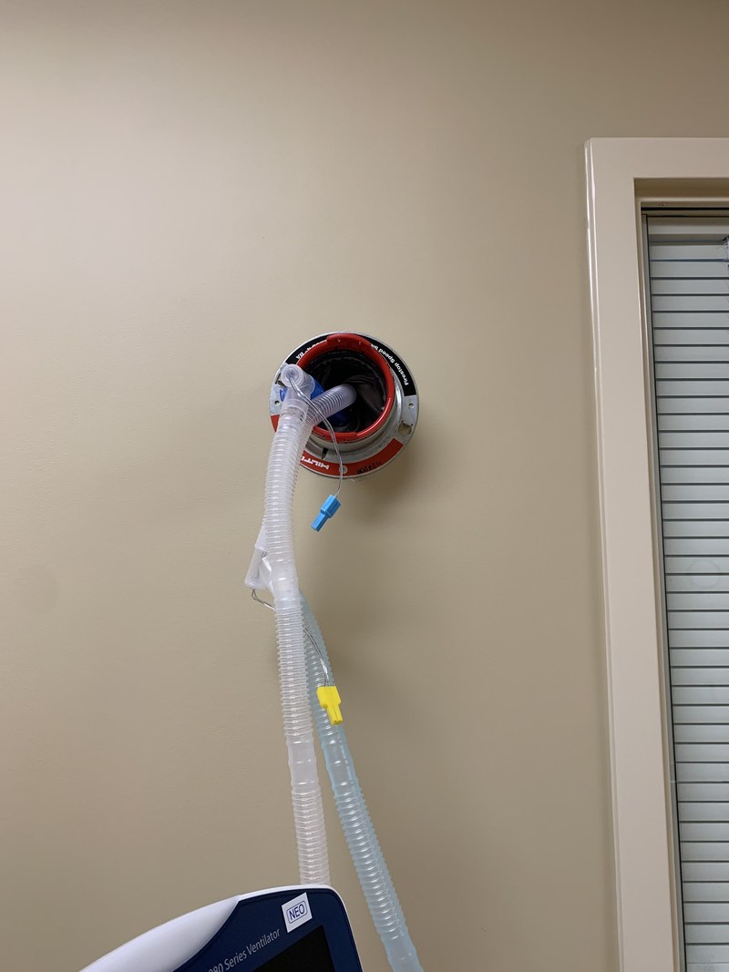<div>L'hôpital utilise le manchon de vitesse Hilti Firestop pour faire passer les tubes et les câbles des ventilateurs à travers les murs afin de protéger les travailleurs de première ligne pendant le COVID-19</div>