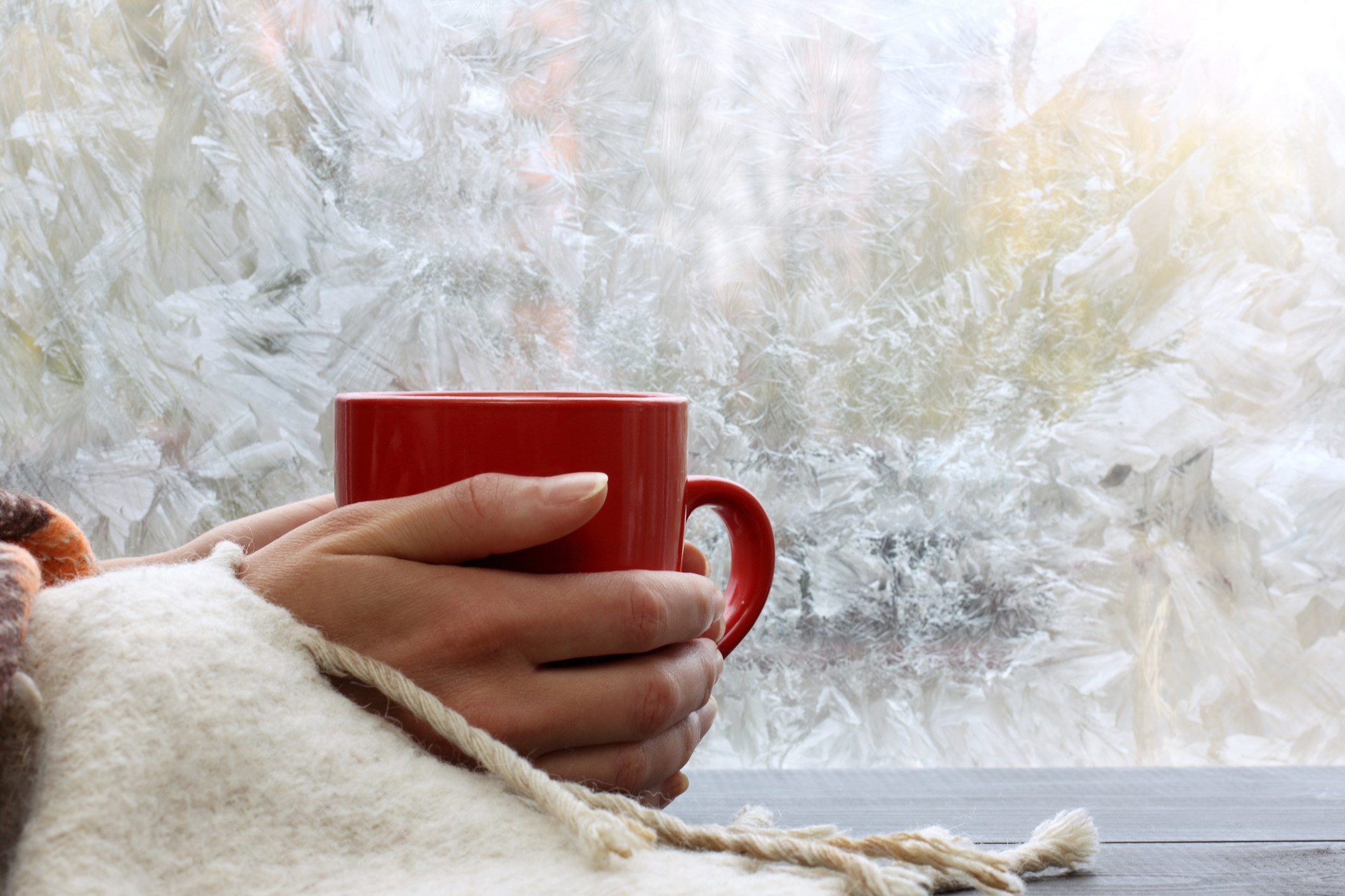 Теплая снежная зима. Зимнее окно. Чай зимой. Чашка чая в руках зимой. Чай у зимнего окна.