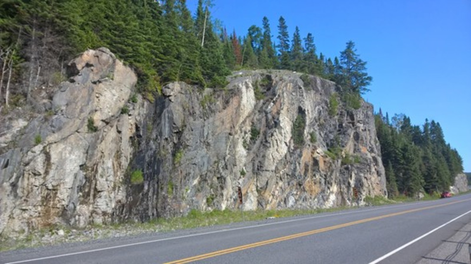 Figure 1 – Photo of the road embankment from similar rocks in the area; here a vertical slope with a height of over 15 metres.