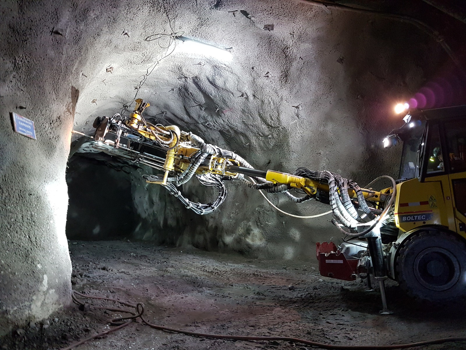 Figure 1. Ground support installation in the K'isa decline