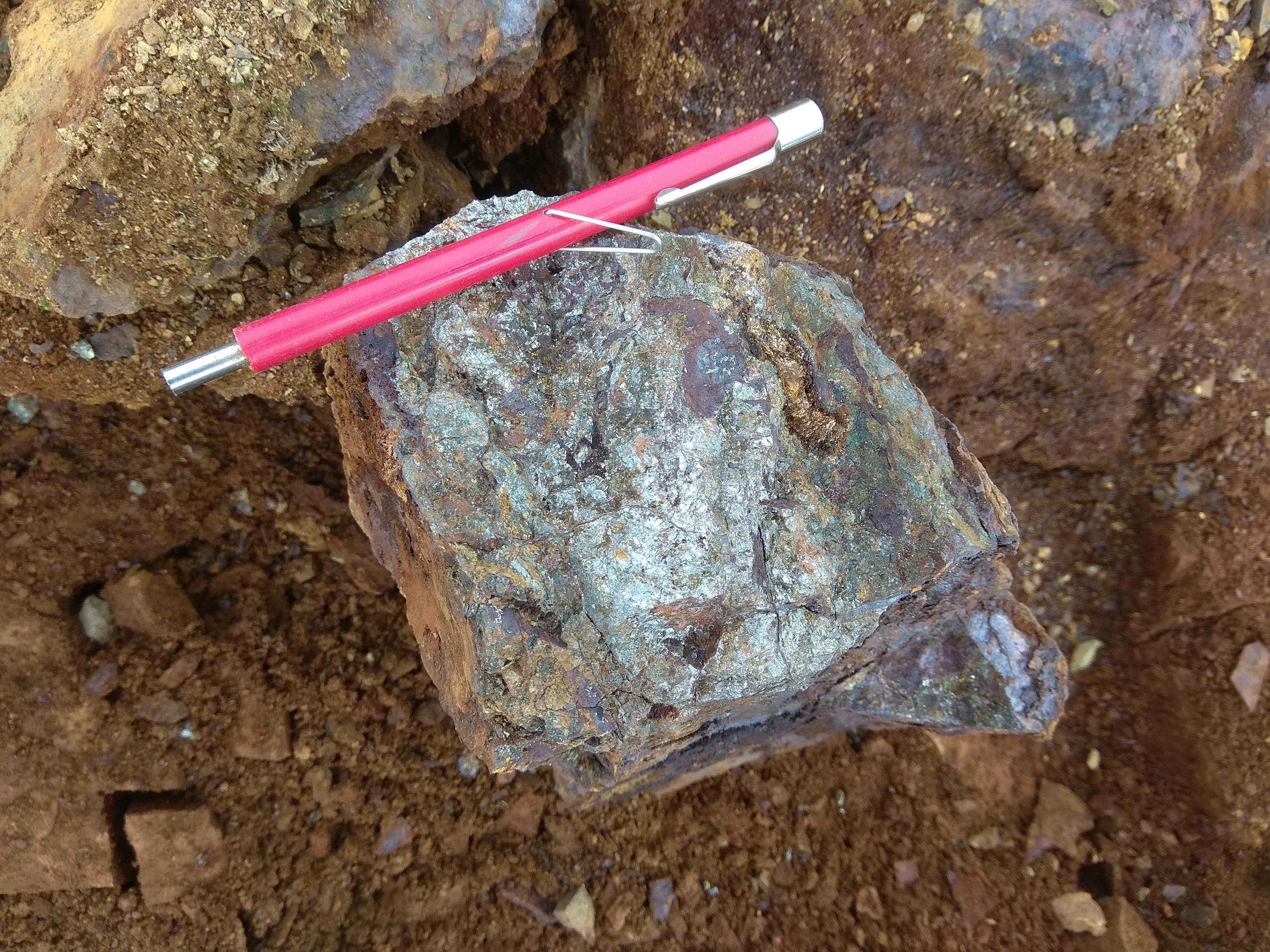 Photo 1: 104 g/t gold sample from breccia at Clive’s Area at Ridge. Pyrrhotite, Chalcopyrite and Arsenopyrite. (CNW Group/Libero Copper & Gold Corporation.)