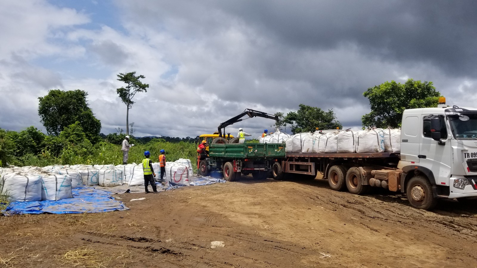 The Lola Project Team putting the 200 tonnes of mineralized material on the truck towards the Conakry port.
