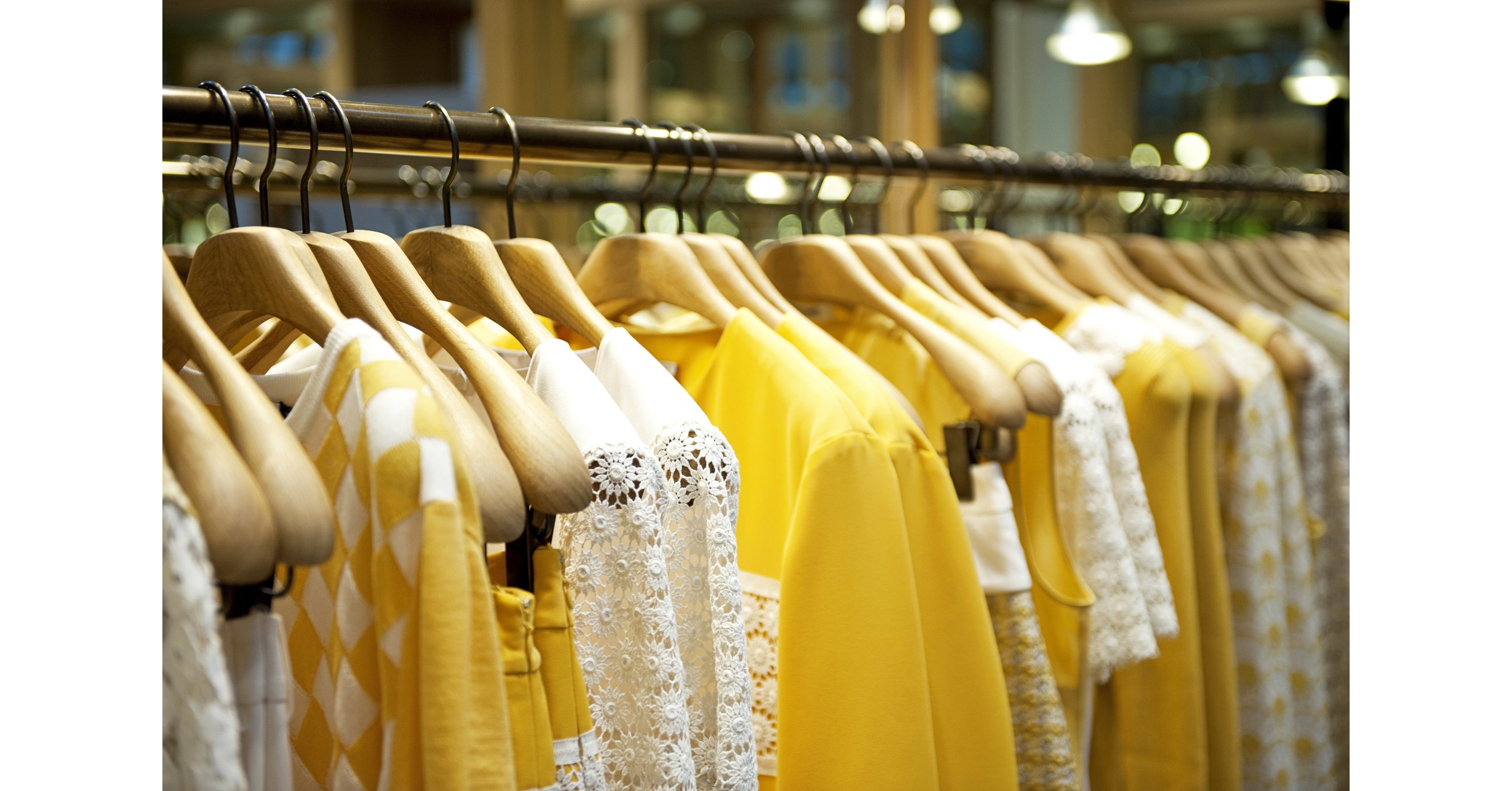 Вешалка для одежды. Одежды широкого ассортимента. Одежды широкого ассортимента. Ассортимент магазина остин. Разная одежда.