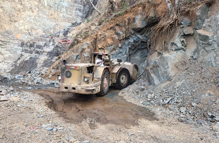 Figure 1: San Marcial Tunnel – (a) Mapping/sampling and (b) Underground Development (CNW Group/GR Silver Mining Ltd.)