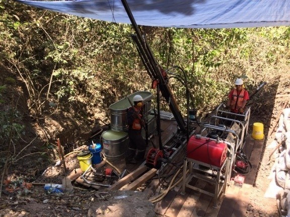 Figure 3: Chachalaca Target – (a) NW150 Diamond Rig and (b) a Swarm of Quartz Veinlets (CNW Group/GR Silver Mining Ltd.)