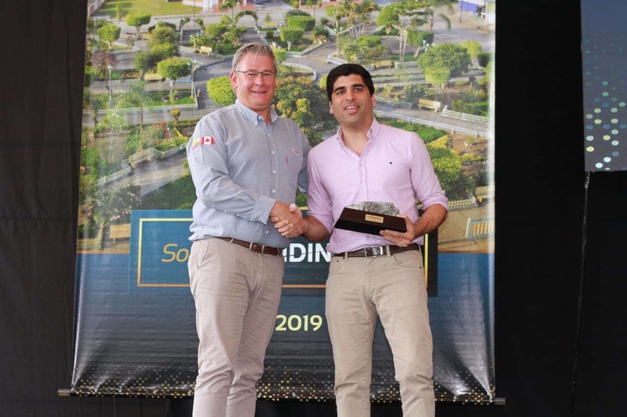 Figure 4. Ron Hochstein presents Otto Sonnenholzner with a gift during the inauguration ceremony at Fruta del Norte. (CNW Group/Lundin Gold Inc.)