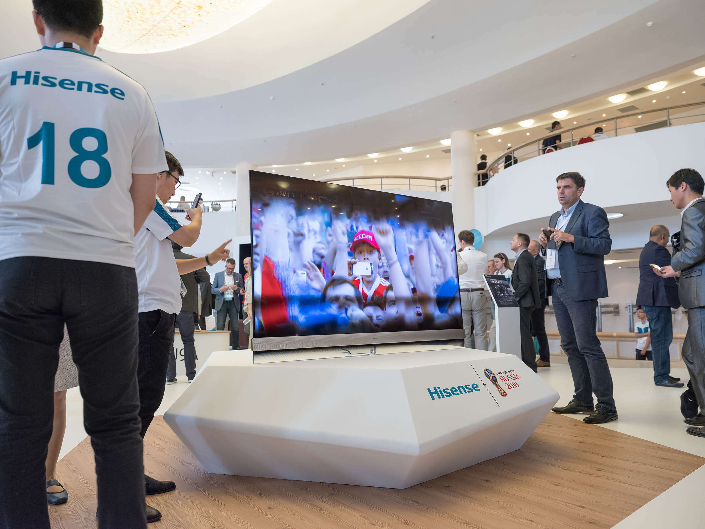 Кинопоиск hisense. Телевизор Хайсенс ФИФА 2018. Хайсенс фото телевизор промоутер внешний вид.