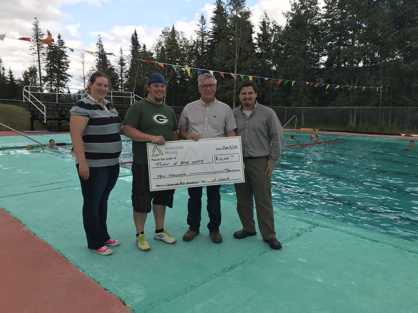 Anaconda Mining 2018 Baie Verte Swimming Lessons Donation. Operations Manager Tony Chislett presents $10,000 on behalf of Anaconda to sponsor free swimming lessons for youth at the Baie Verte regional pool. Left to right in the photo are Laura Bailey, Aquatic Director, Baie Verte Peninsula Recreation Commission, Shawn Russell, Councillor, Town of Baie Verte, Anthony Chislett, Operations Manager, Anaconda Mining Inc and Brian Peach, Chief Administrative Officer, Town of Baie Verte
