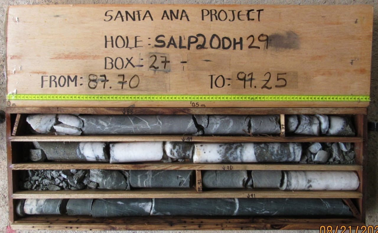 Photo 2: Megapozo drill hole SAMP20DH29 with 2.7 metres of vein and altered wall rock internal to vein. (CNW Group/Outcrop Gold Corp.)